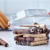 Recipiente plástico con palitos de chocolate dentro