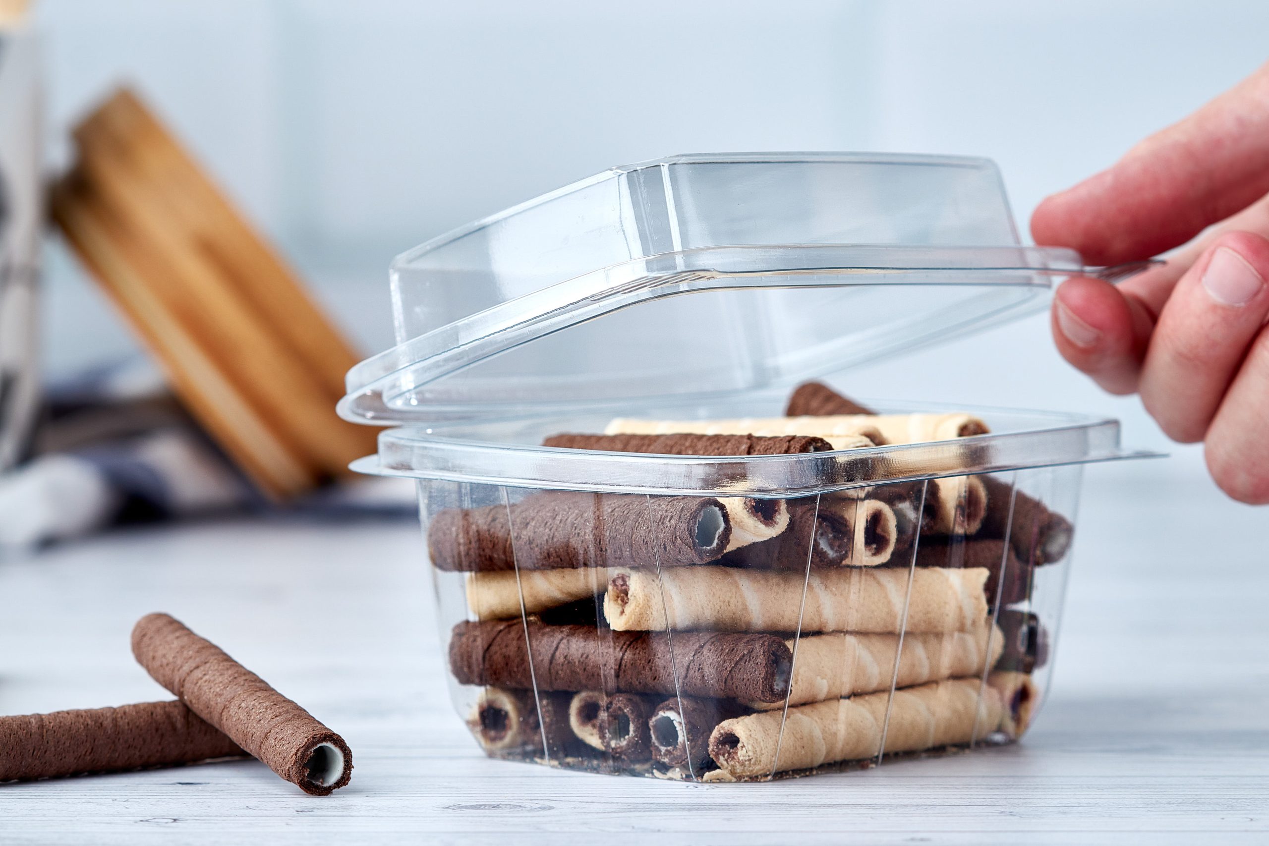 Recipiente plástico con palitos de chocolate dentro